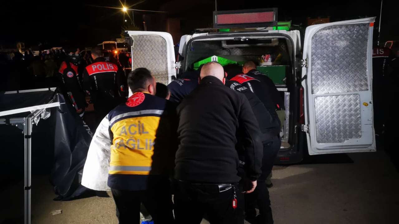 2 çocuk babası adam, cami önünde başından vurulmuş halde ölü bulundu 13